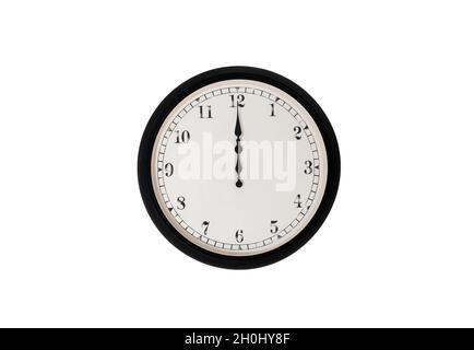 Klassische analoge Wanduhr, die auf weißem Hintergrund die 12`-Uhr-Uhr-Anzeige zeigt. Stockfoto